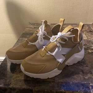 nike air hurrache City Low (Women Size 9.5)Men 7.5